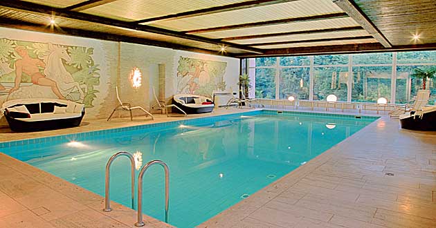 Schwimmbad Hotelhallenbad Pool Urlaub Hotel im Rheingau Kurzurlaub im Waldhotel zwischen Geisenheim am Rhein, Rdesheim, Schloss Johannisberg, Eberbach und Wiesbaden in Hessen.