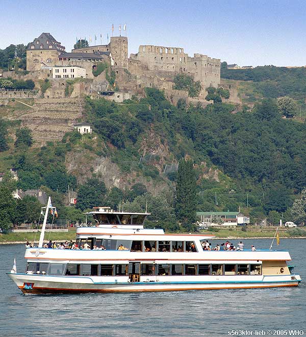 Rheinschifffahrt bei St. Goar am Rhein mit Burg Rheinfels. Blick von St. Goarshausen am Mittelrhein.