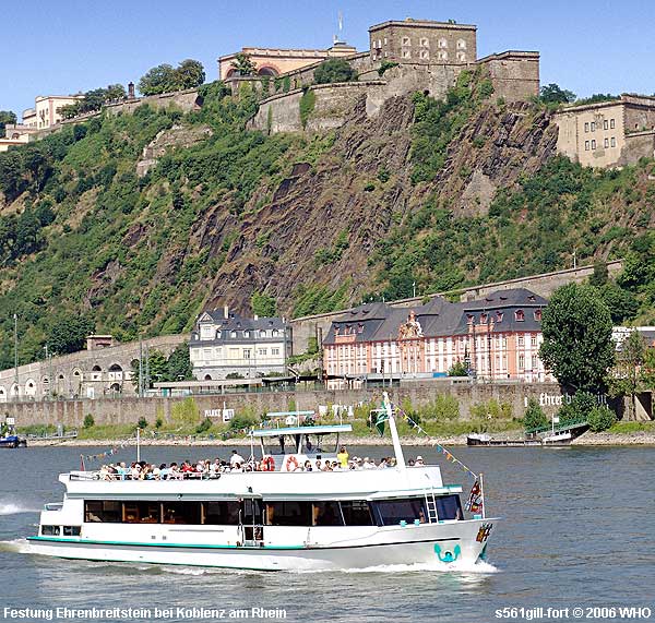 Rheinschifffahrt bei der Festung Ehrenbreitstein bei Koblenz am Rhein. Blick vom Pegelhaus am Konrad-Adenauer-Allee, zwischen Stresemannstra�e und Rheinallee, ca. 700 m s�dlich von Deutsches Eck mit dem Zusammenfluss von Rhein und Mosel.